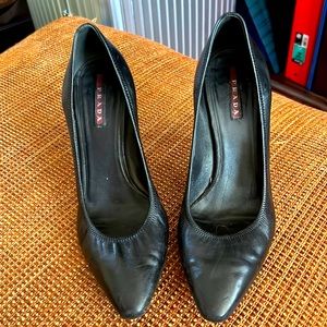 Prada black leather pump